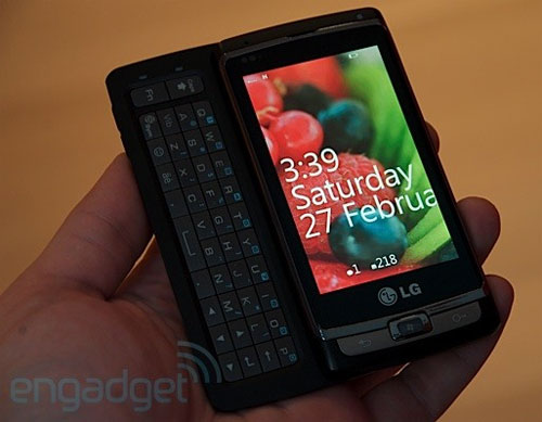 Microsoft показала первый смартфон с Windows Phone 7 