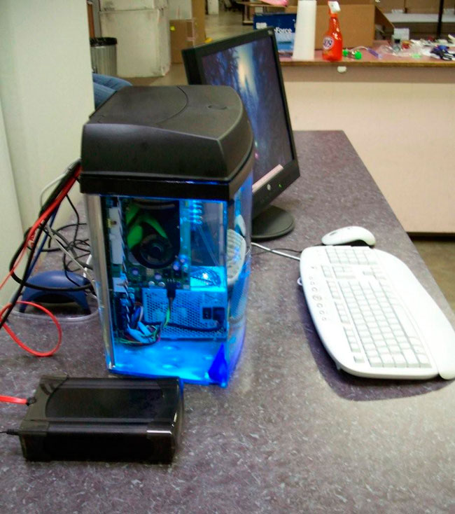 Mineral Oil Submerged PC – компьютер в масляной ванне