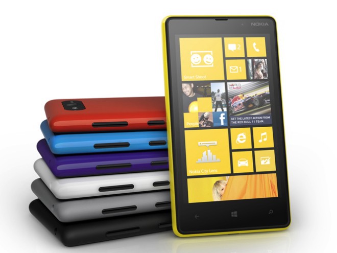 Nokia Lumia рядом со сменными панелями